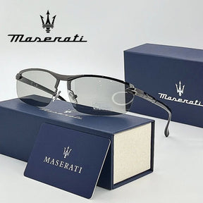 Óculos de sol Maserati exibidos sobre embalagem azul, acompanhados de estojo, caixa e cartão da marca.