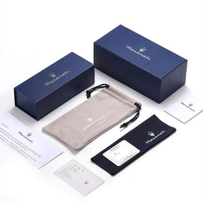 Kit de óculos Maserati com caixas azuis, estojo, cartão, flanela e acessórios organizados sobre fundo branco.