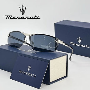 Óculos de sol Maserati sobre estojo azul, acompanhados de caixa e cartão com a identidade visual da marca.