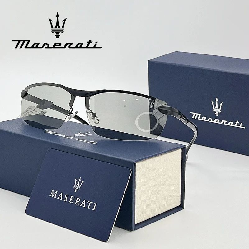 Óculos de sol Maserati apresentados sobre embalagem azul, com estojo, caixa e cartão da marca ao fundo.