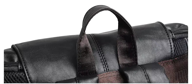Close up demonstrando os detalhes e qualidade da alça de mão da mochila executiva valenteo bellagio
