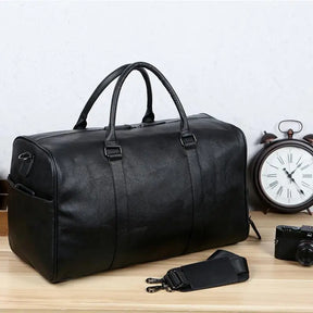 bolsa de viagem de couro preto valenteo vittorio em ambiente casual