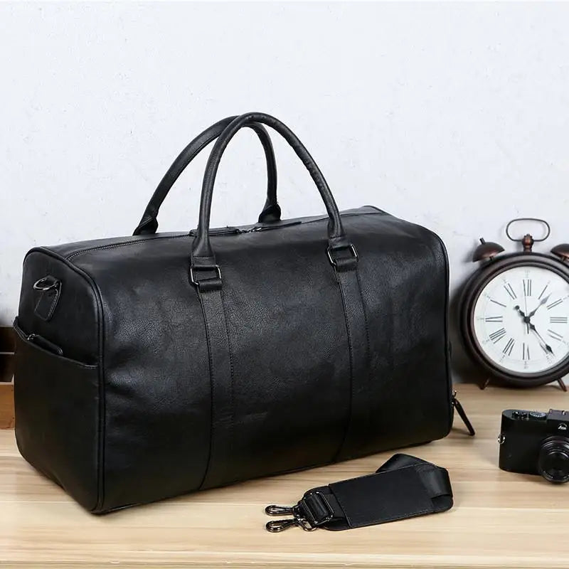 bolsa de viagem de couro preto valenteo vittorio em ambiente casual