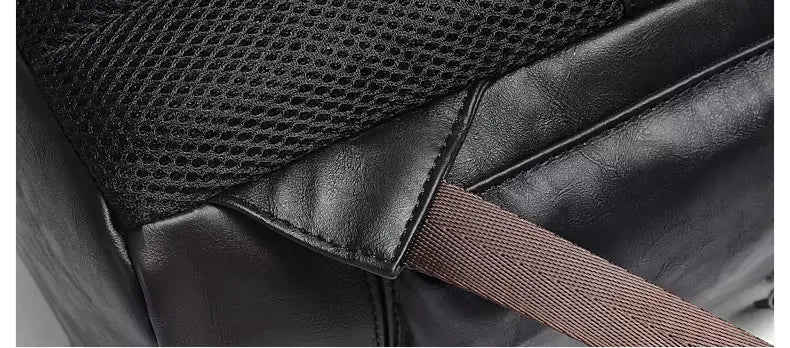 Close up nas alças da mochila executiva valenteo bellagio demonstrando a qualidade do produto