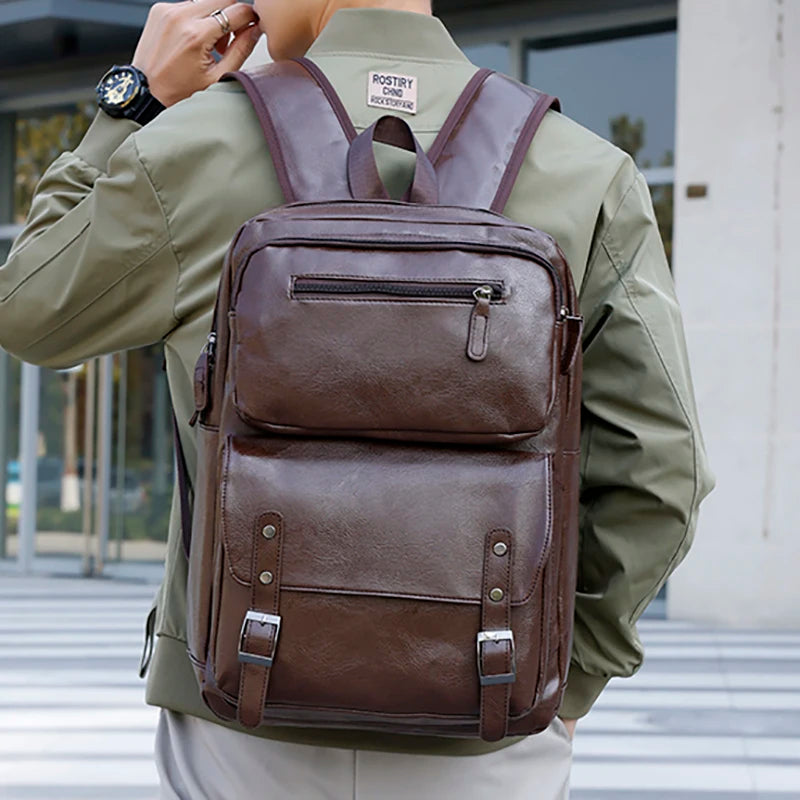 modelo masculino utilizando a mochila executiva valenteo carbone marrom demonstrando a qualidade do material