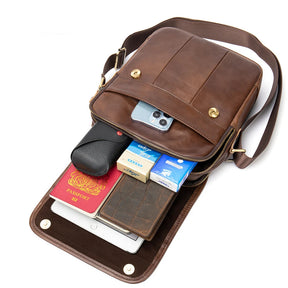 interior de bolsa masculina marrom café com organização eficiente
