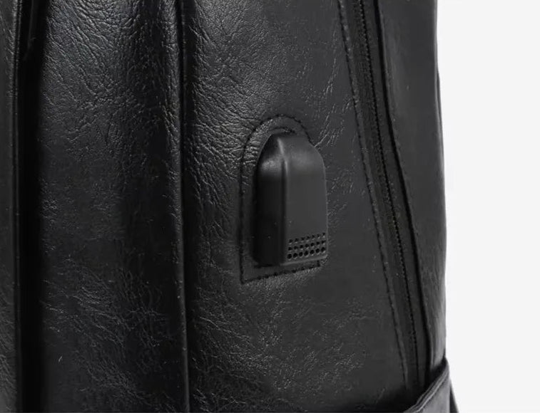 Close up na saida usb e fone de ouvidos da mochila executiva para viagens valenteo savile