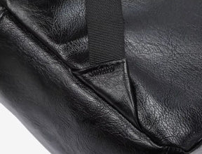 close up no triangulo de reforço nas alças da mochila executiva masculina valenteo savile