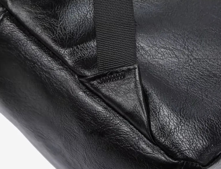 close up no triangulo de reforço nas alças da mochila executiva masculina valenteo savile