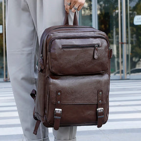 vista frontal da mochila valenteo carbone marrom com alça de mão resistente