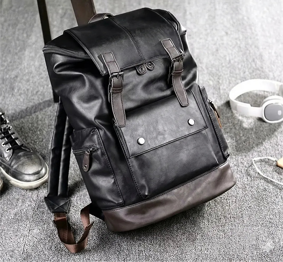 Close up na mochila executiva valenteo bellagio em posição inclinada