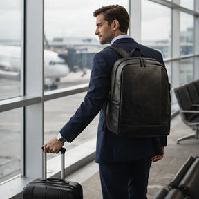 Foto de um homem usando a mochila executiva preta masculina em couro para viagens
