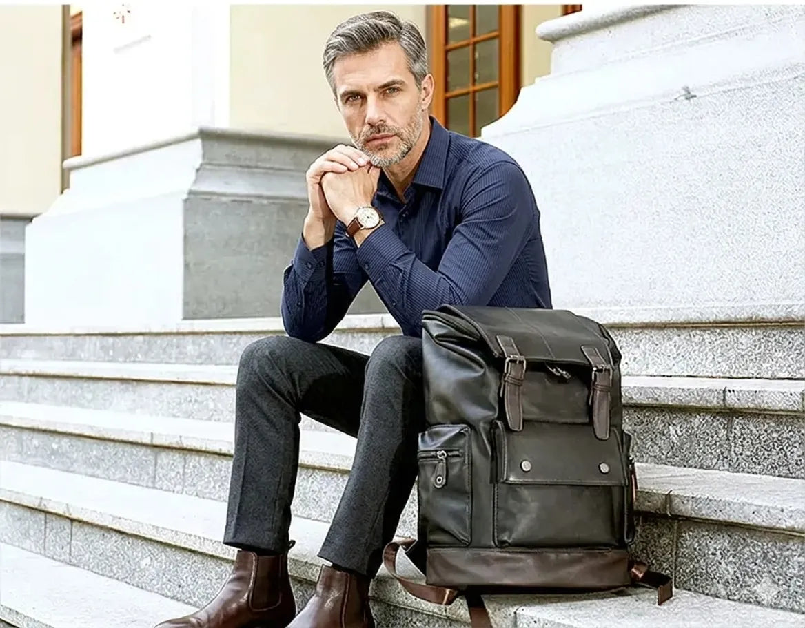 Homem usando mochila Valenteo Bellagio em ambiente corporativo