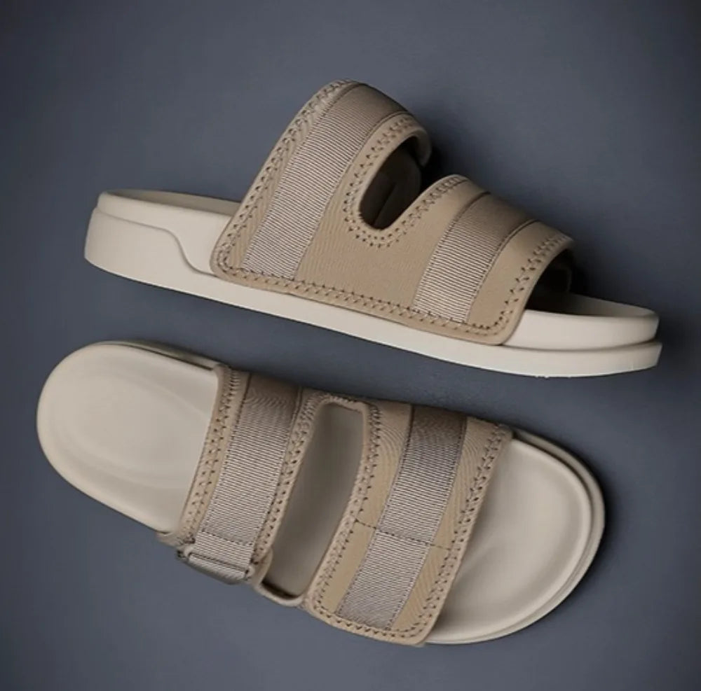 Design conciso e moderno da sandália papete masculina cor bege