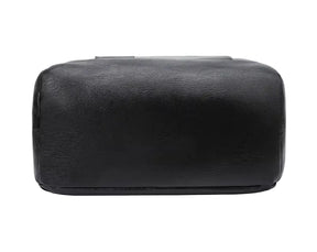 close up na parte de baixo da mochila executiva valenteo savile demonstrando a qualidade do couro