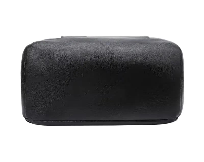 close up na parte de baixo da mochila executiva valenteo savile demonstrando a qualidade do couro